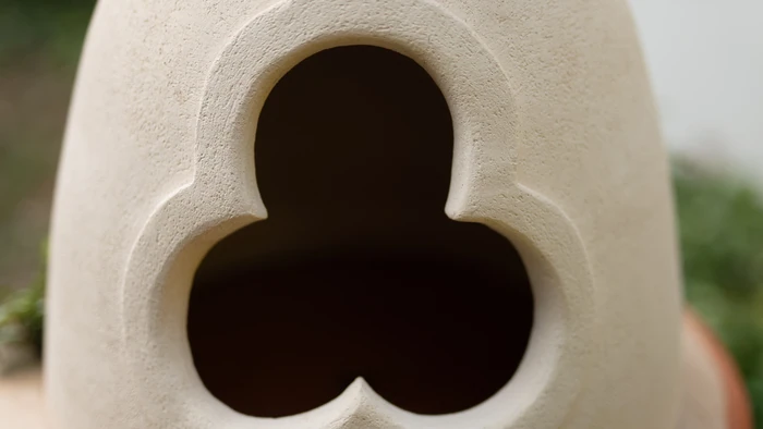 Jarre en terre cuite Atelier De Maindis dans un jardin méditerranéen à Biot